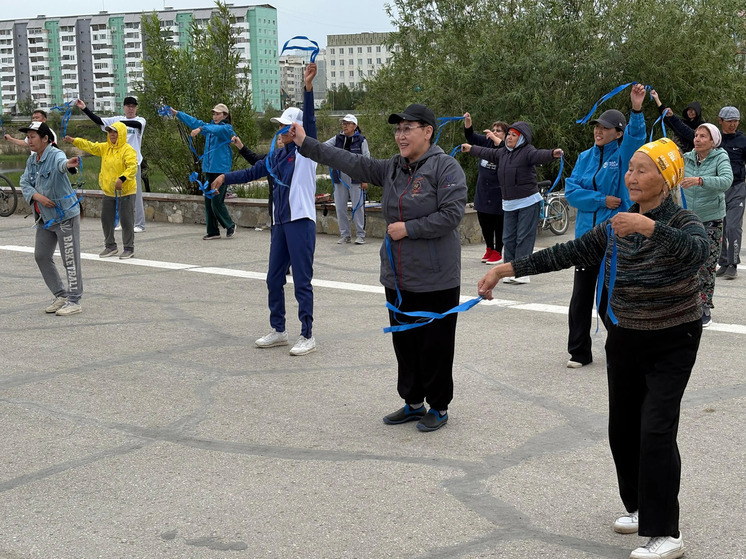 В Якутске в честь реки Лены состоялся флэшмоб «Голубые ленточки»