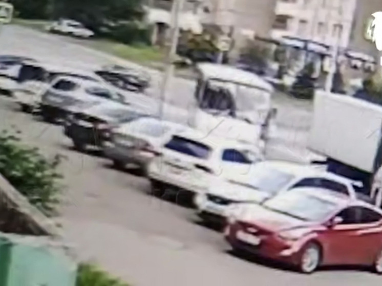 Автобус врезался в пять автомобилей на улице Новосибирской