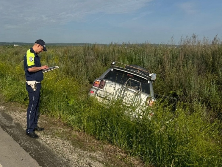 На свердловской дороге погиб водитель Toyota RAV 4, вылетевший в кювет