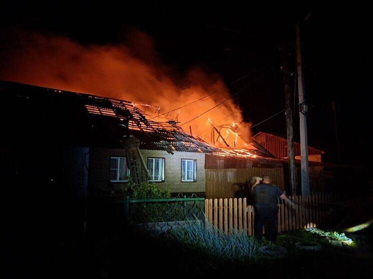 В Льгове Курской области после удара дронов загорелся жилой дом