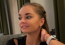 Титулованная художественная гимнастка Арина Аверина не отстает от сестры-близняшки Дины Авериной. Вслед за Диной, готовящейся к свадьбе с фигуристом Дмитрием Соловьевым, Арина закрутила роман с другим Дмитрием от фигурного катания.