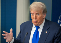 Дональд Трамп во вторник посетил “Алькатрас с аллигаторами” – вызывающую споры новую тюрьму для содержания мигрантов в отдаленном районе Флориды Эверглейдс, и отметил суровые условия, в которых будут находиться отправленные туда нарушители закона