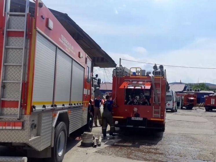 В Улан-Удэ ликвидируют пожар на складе по улице Лебедева