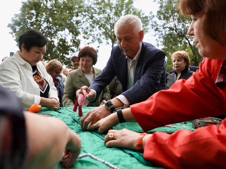 В Магнитогорске участники сабантуя из Башкирии вышили гигантскую тюбетейку