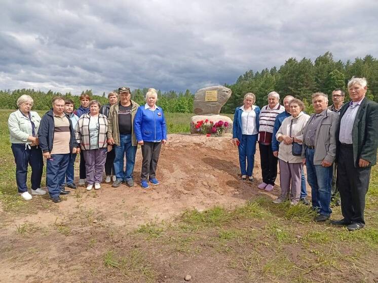 Мемориальный камень появился в великолукской деревне
