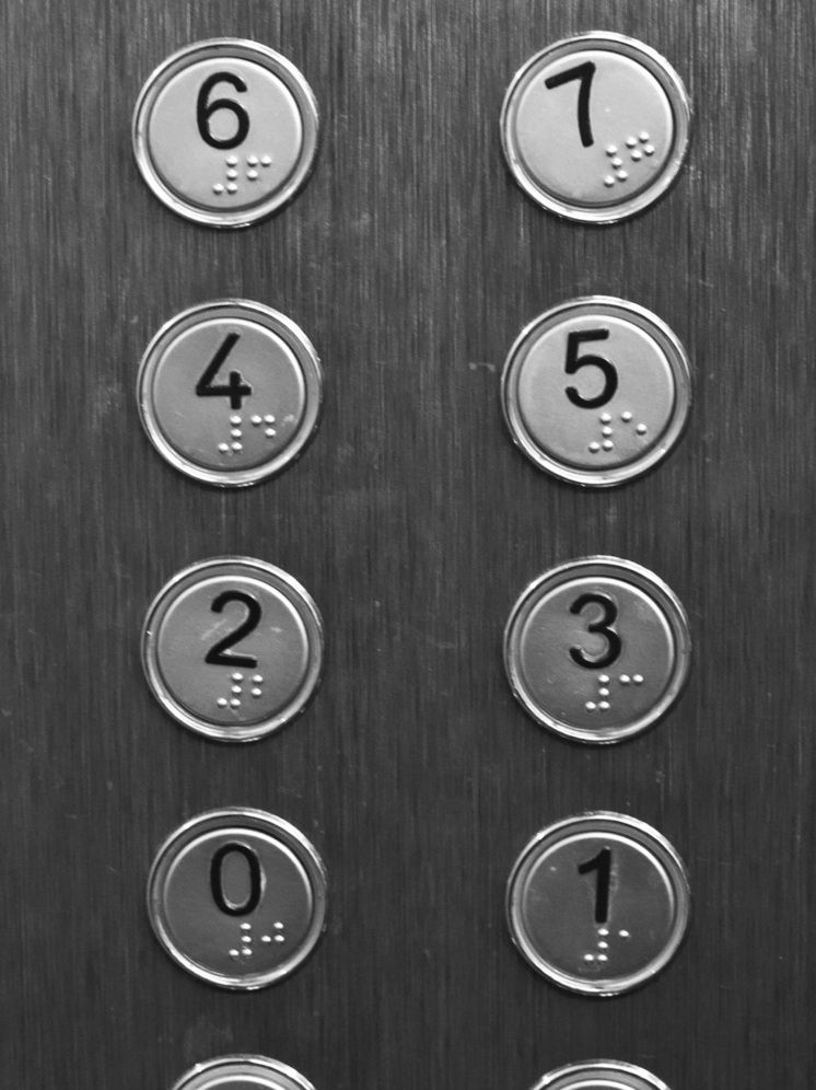 Калужанка лишилась сумки, выходя из лифта