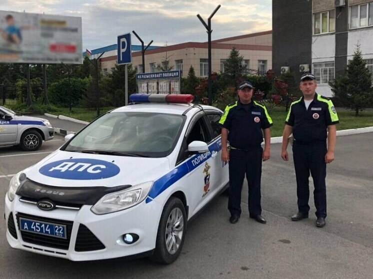 Инспекторы ДПС спасли семью с двумя детьми из пожара в Камне-на-Оби