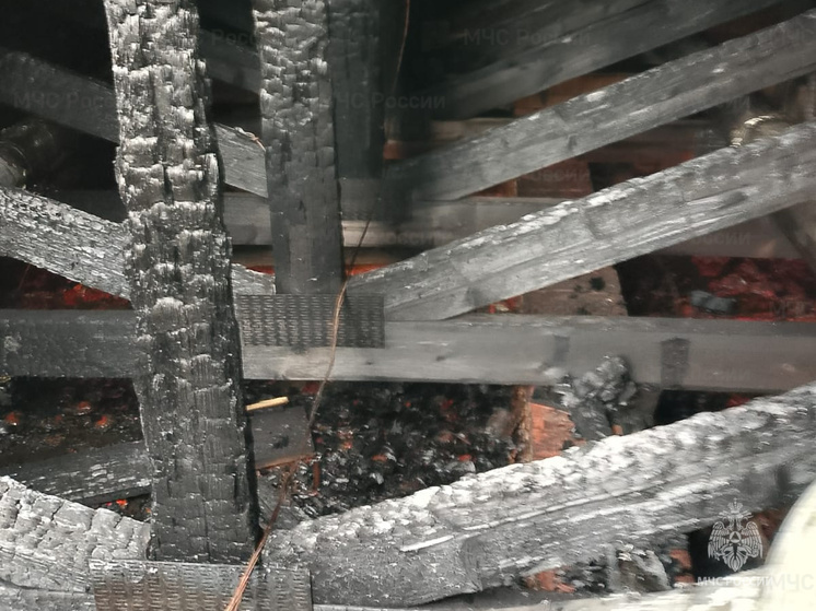 Девять спасателей тушили строение в Козельске