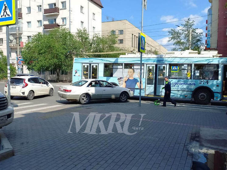 Легковушка въехала в троллейбус в центре Читы