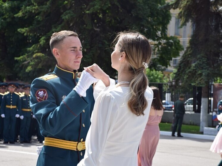Саратовским выпускникам института Росгвардии вручили дипломы под звон монет