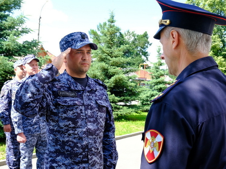 В Сернуре сотрудники вневедомственной охраны Росгвардии награждены за мужество и профессионализм