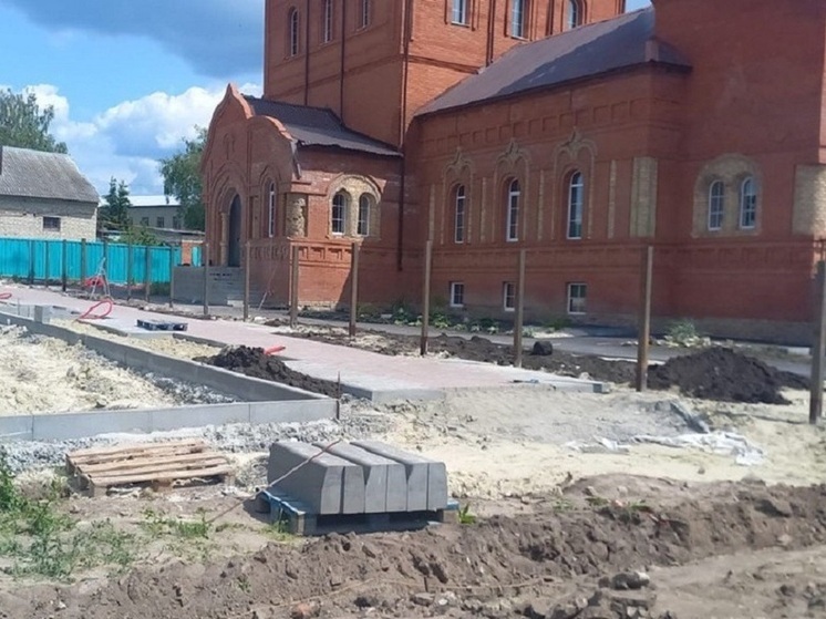 В Шемышейке полным ходом идет благоустройство площади возле здания храма