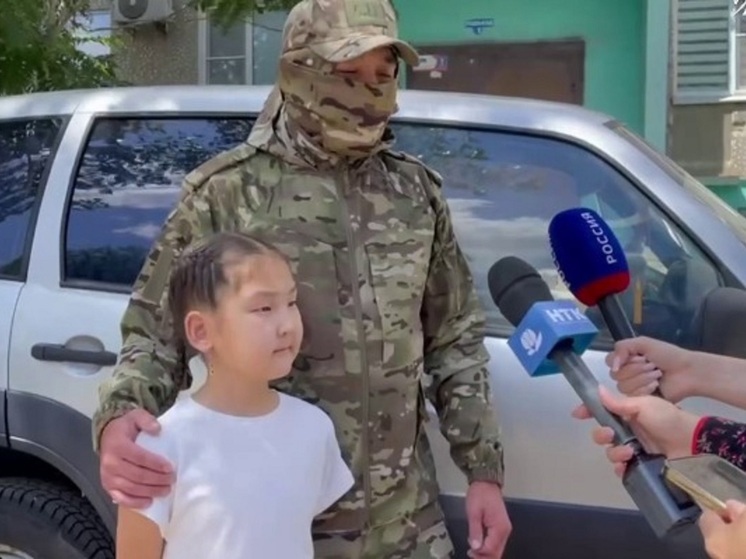 Юная жительница Калмыкии передала в зону СВО буддийский амулет