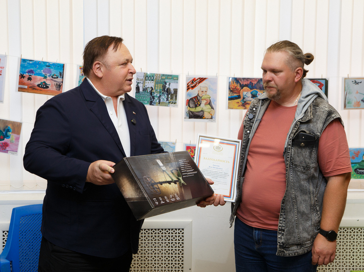 Олег Валенчук наградил кировских поисковиков