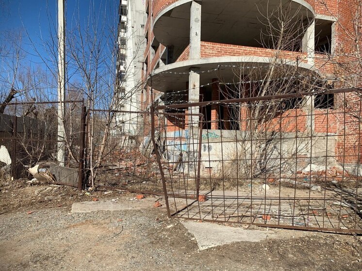 В Челябинске через суд смогли закрыть для посещения опасную заброшку