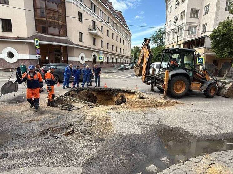 Рабочие добрались до поврежденного коллектора в Центральном районе Воронежа