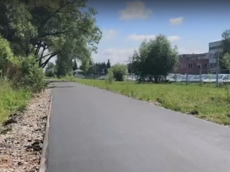 На Нехинской улице Великого Новгорода восстановили тротуар и уложили асфальт