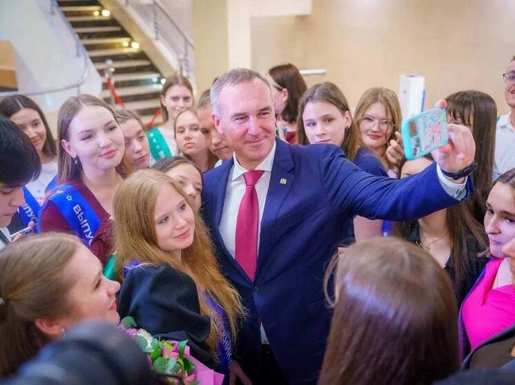 В Югре чествовали лучших выпускников региона