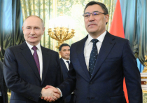Владимир Путин и Садыр Жапаров на переговорах в Кремле обсудили использование русского языка в Киргизии. По Конституции КР он имеет статус официального, однако накануне визита киргизского лидера местный парламент проголосовал за ужесточение языковой политики. 
