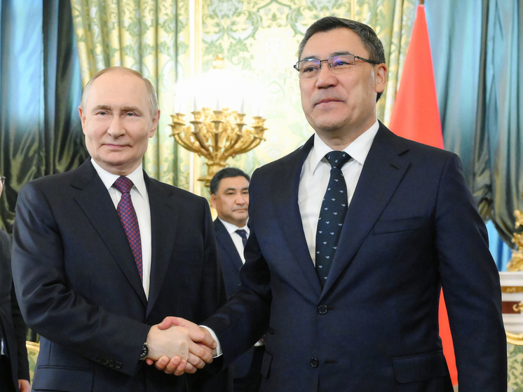 Владимир Путин и Садыр Жапаров на переговорах в Кремле обсудили использование русского языка в Киргизии. По Конституции КР он имеет статус официального, однако накануне визита киргизского лидера местный парламент проголосовал за ужесточение языковой политики. 