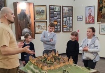 Увлекательную экскурсию в наукоград для школьников с посещением нескольких музеев города организовал отдел по развитию сферы туризма, молодёжной политики, культуры и спорта Администрации города Рассказово. Первым делом ребята побывали в одном из старейших музеев Мичуринска, который был основан в начале ХХ века, в 1903 году.  