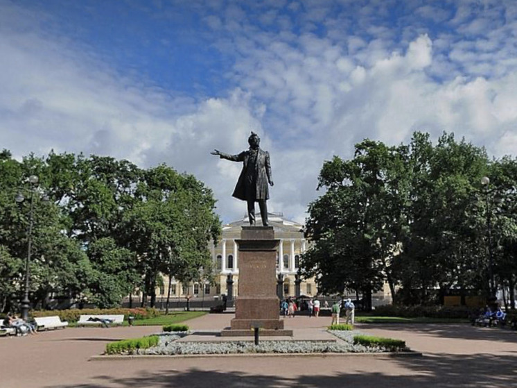 Памятник Пушкину на площади Искусств капитально отреставрируют осенью