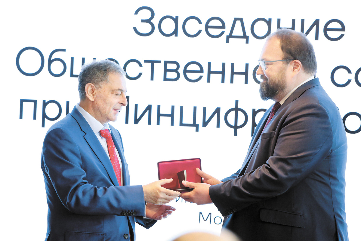 Первый заместитель главного редактора «МК» Петр Спектор получил государственную награду