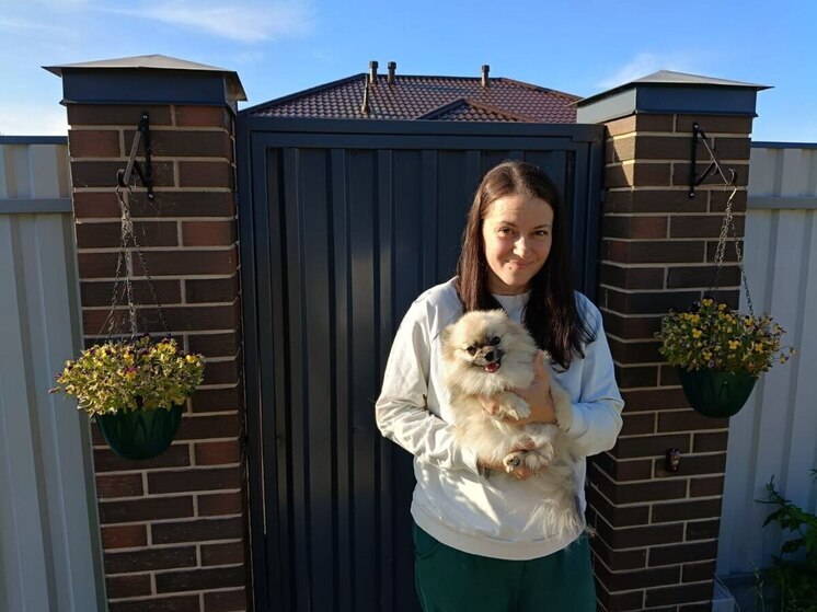 "Юмина — мой пушистый напарник": судебный пристав отделения Псковского района делится историей ко Всемирному дню собак