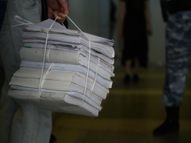 Мать ребенка Алекса Лесли просит суд лишить его родительских прав