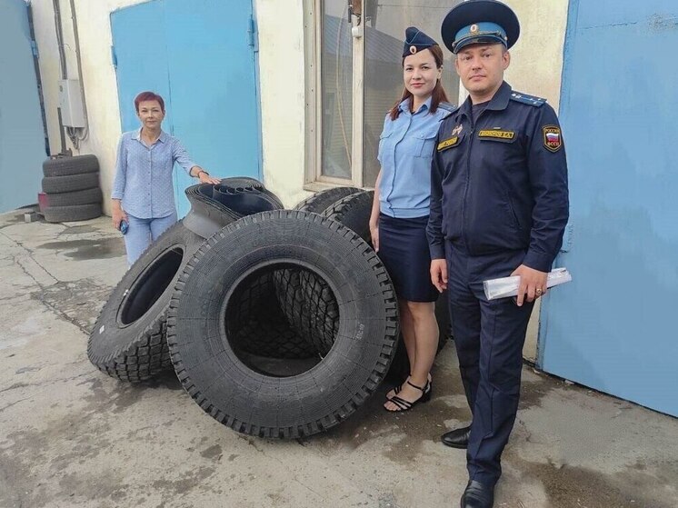 Забайкальские судебные приставы отправили служащим на СВО комплект шин для автомобиля КамАЗ