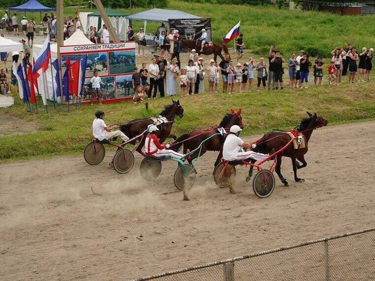 Конные забеги и бои на мечах: в Благовещенске отметили 120-летие ипподрома