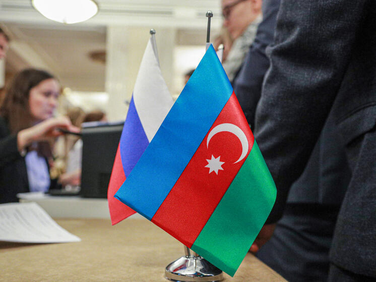 Аналитик Озер: Британия пытается дестабилизировать отношения Азербайджана и России