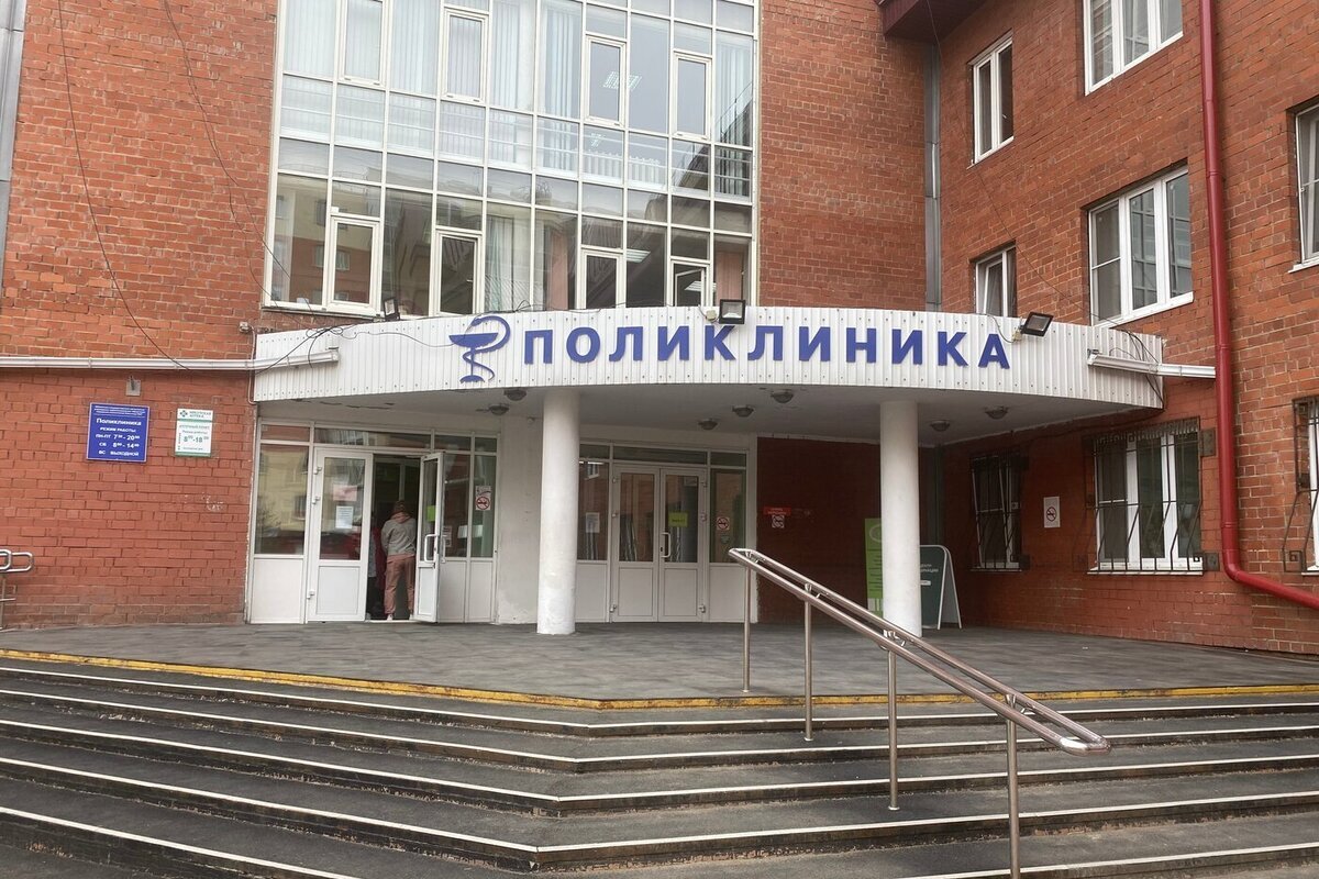 Задержание напавшего с ножом на врачей в иркутской больнице пациента попало на видео