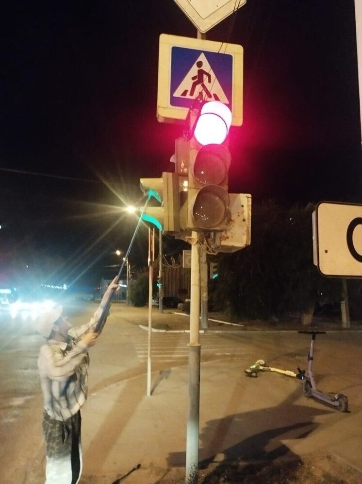 В Астрахани активно приводят в порядок дорожные знаки и светофоры