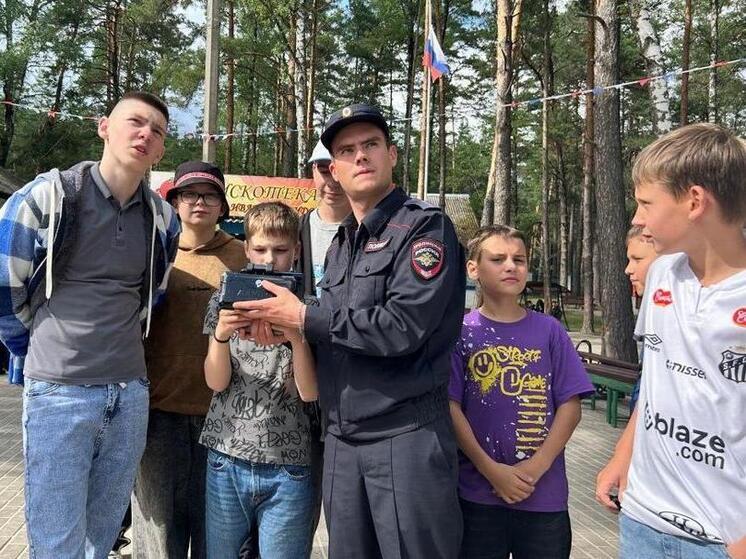 Брянские полицейские показали детям, как используют БПЛА в работе