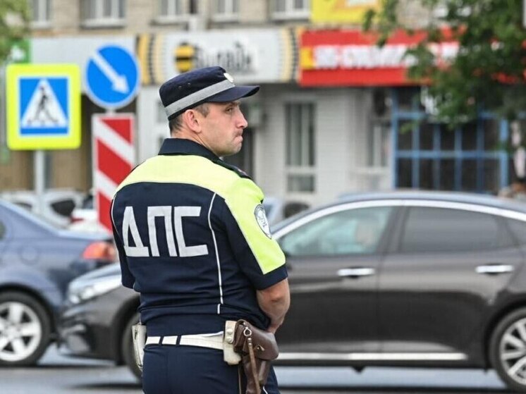 Три спецавтомобиля ГАИ курсируют по центру Тюмени для борьбы с неправильной парковкой