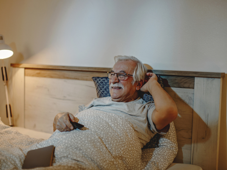 Врачи назвали 5 привычек, которых стоит избегать в постели после 60 лет