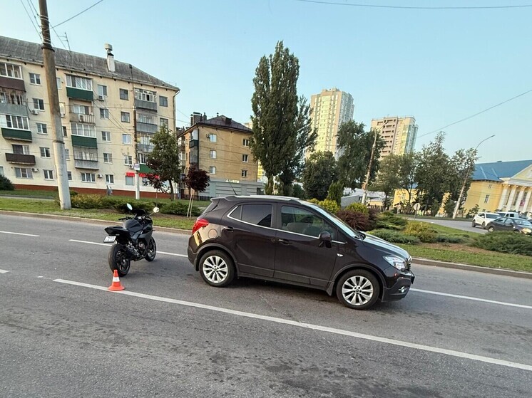 Мотоциклистка попала в больницу после столкновения с иномаркой в Липецке