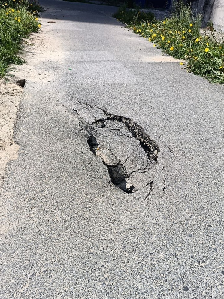 Асфальт провалился на пешеходной дорожке в Новом Уренгое