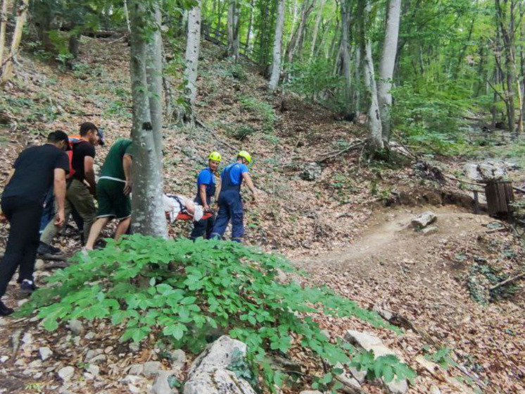 В Большом каньоне Крыма туристка упала и повредила ногу