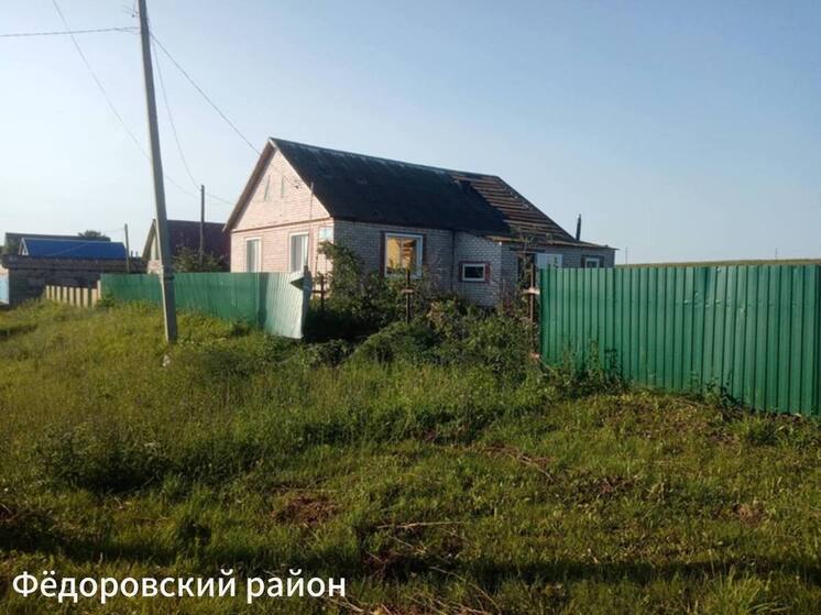 В двух районах Башкирии ветер сорвал кровли с дома, гаражей и фермы