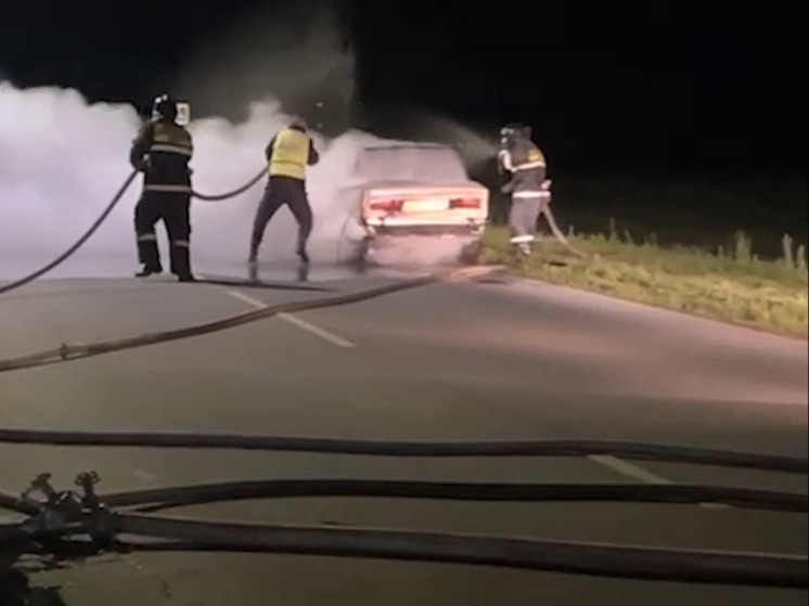 Котовские инспекторы ДПС помогли потушить загоревшийся автомобиль