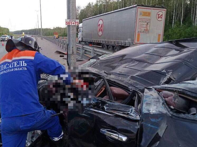  ДТП на трассе М-11: столкнулись грузовик Volvo и Cadillac