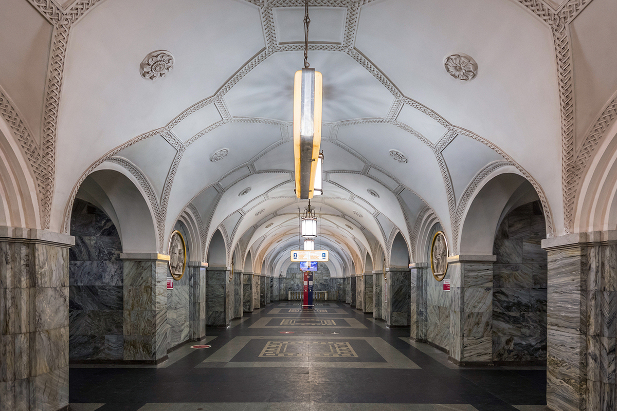 В центре Москвы женщина с детьми спасла самоубийцу