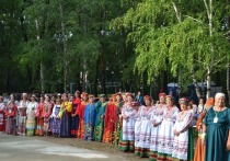 В Алтайском крае в этом году в четвертый раз пройдет межрегиональный фестиваль национальных культур «Перекресток культур», который организовывают один раз в два года. Открылось мероприятие 2 июля яркими творческими выступлениями и презентацией тематического арт-объекта.
