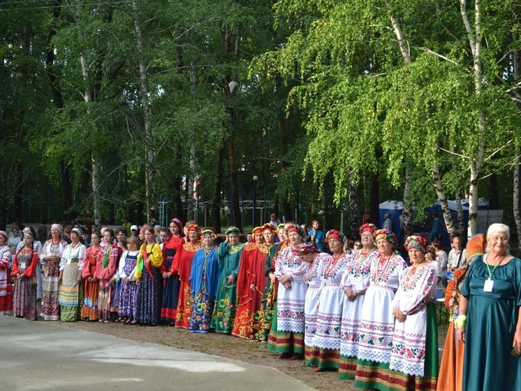В Алтайском крае в этом году в четвертый раз пройдет межрегиональный фестиваль национальных культур «Перекресток культур», который организовывают один раз в два года. Открылось мероприятие 2 июля яркими творческими выступлениями и презентацией тематического арт-объекта.