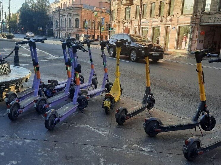 В Петербурге ограничили самокаты и отложили запрет на работу мигрантов курьерами