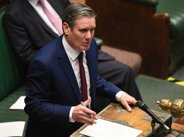 Политический кризис в Великобритании заставил экспертов сомневаться в будущем премьера Стармера