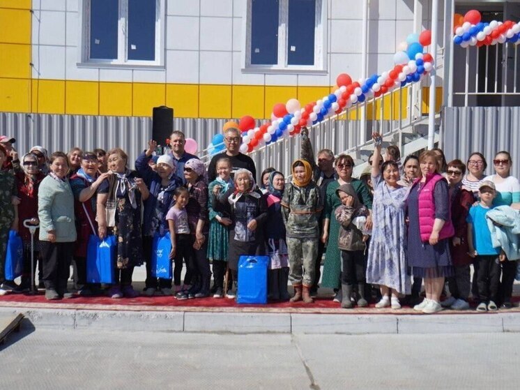 Югай вручил ключи от новых квартир жителям Находки