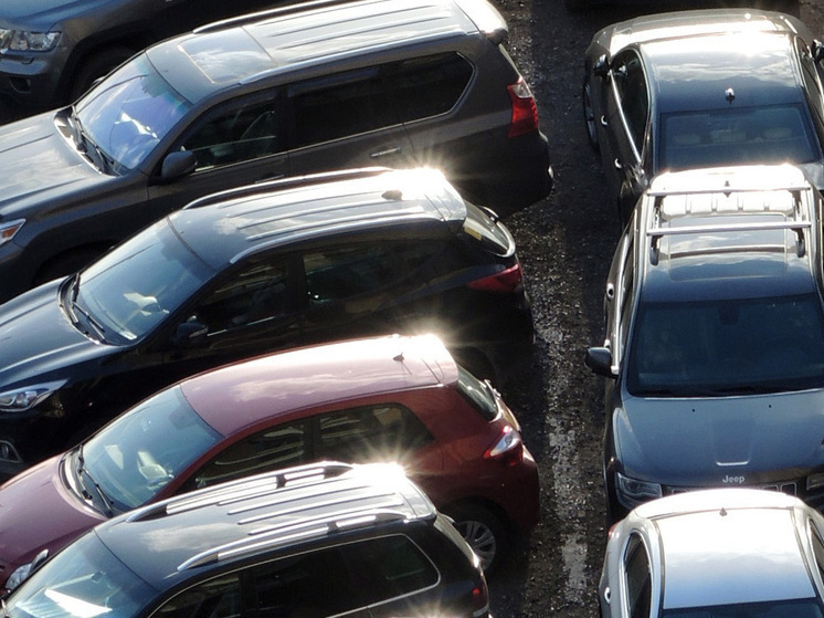 В Раменском легковушка снесла дорожный знак на парковке